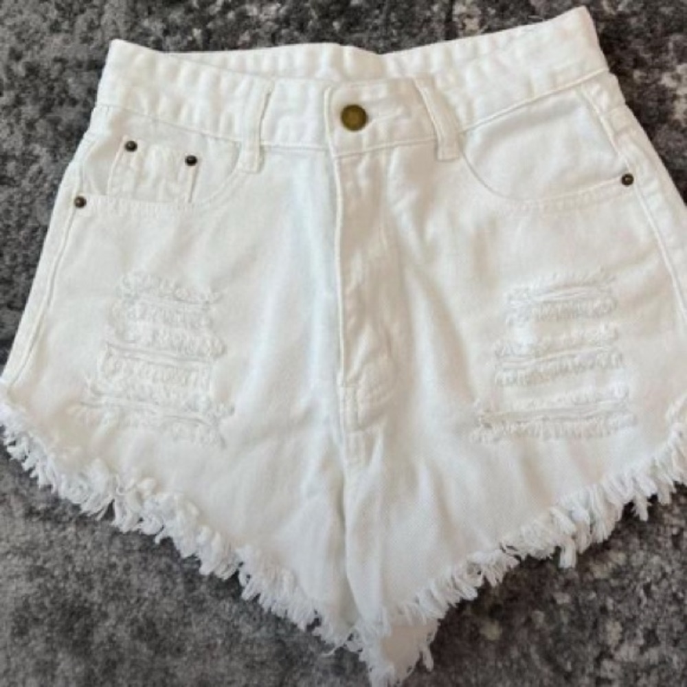 SHEIN White Frayed Hem Women Shorts